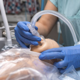 Porodnice získala speciální lůžko pro resuscitaci novorozence v těsné blízkosti matky 