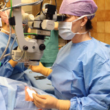 Oční lékaři KNTB zavádějí do běžné praxe nový chirurgický zákrok, který pomáhá pacientům s hemoragickou VPMD