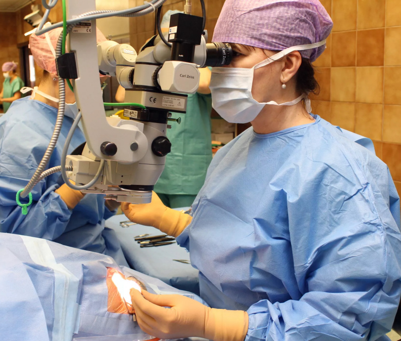 Oční lékaři KNTB zavádějí do běžné praxe nový chirurgický zákrok, který pomáhá pacientům s hemoragickou VPMD
