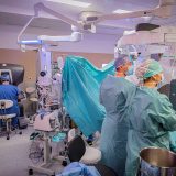 Operatéři v KNTB provedli již 100 robotických operací