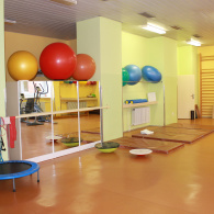 Rehabilitační tělocvična je vybavena velkými míči, kruhovou, válcovou úsečí, trampolínou, atd.