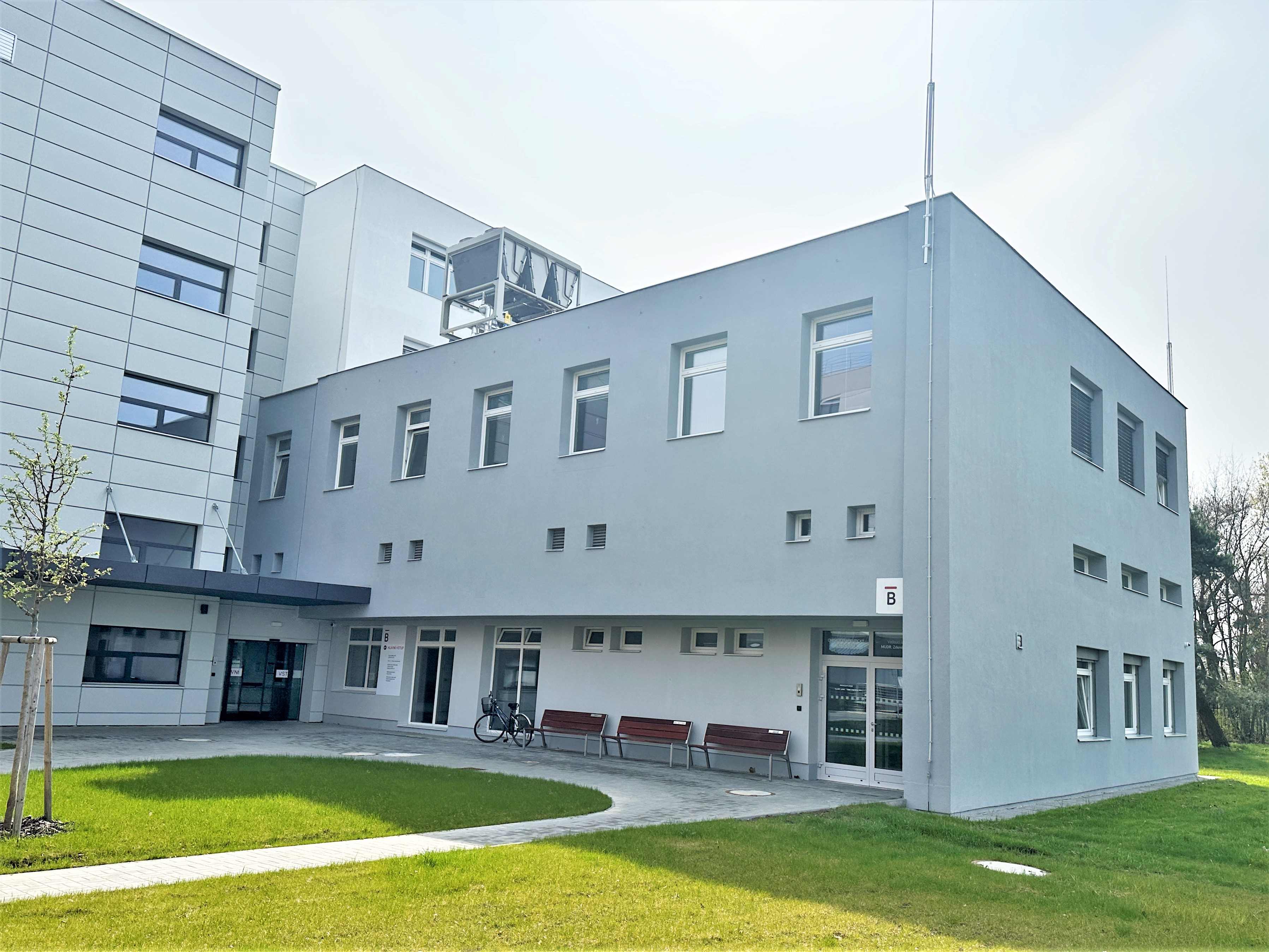 Budova v areálu Uherskohradišťské nemocnice, ve které sídlí onkologická ambulance.